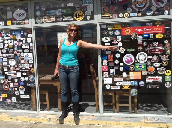 Fronteira repleta de adesivos de expedições, na rota entre El Calafate, na Argentina, e Torres del Paine, no Chile